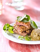 Kalbsschnitzel mit Mandelpanade, Auberginenkaviar mit getrockneten Feigen und Babyspinat-Salat