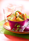 Exotischer Salat mit Garnelen, Ananas und Limettenscheiben