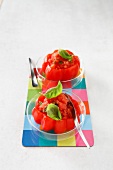 Tomaten-Balsamico-Basilikum-Sorbet, in ausgehöhlter Tomate serviert