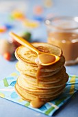 Buttermilch-Pancakes mit Confiture de lait (Milchmarmelade)