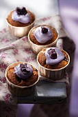 Cupcakes mit lila Glasur und kandierten Veilchen