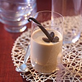 Ein Glas Vanille-Cappuccino