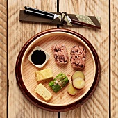 Bento Box mit Reis-Kidneybohnen-Bällchen, Gemüse und Ei