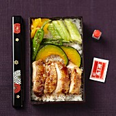 Bento-Box mit Teriyaki-Hühnchen