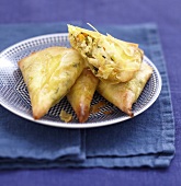 Samosas mit Krabbenfleisch und Gemüse