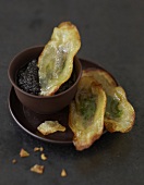 Basilikum-Anchovis-Chips mit schwarzer Tapenade