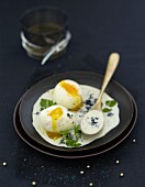 Wachsweiche Eier mit Kaviarsahne