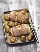 Kalbsfilet im Bacon-Cheddar-Mantel mit Ofenkartoffeln auf einem Backblech