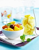 Exotischer Fruchtsalat und Glas mit Ananaswürfel