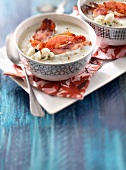 Blumenkohlcremesuppe mit Blauschimmelkäse Bleu d'Auvergne und knusprigem Bacon