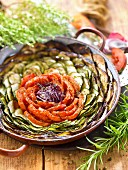 Tian (Fanzösischer Gemüseauflauf) mit Aubergine, Zucchini, Tomaten und roten Zwiebeln