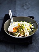 Chicorée-Sellerie-Salat mit pochiertem Ei