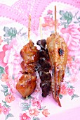 Spicy and caramelized chicken liver and chicken brochettes