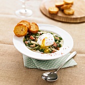 Tourain-Suppe mit Sauerampfer und wachsweichem Ei, Frankreich