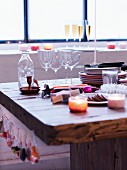 Tisch mit Geschirr und Advents-Dekoration