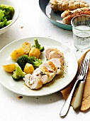 Small turkey-gorgonzola roast with broccolis and potatoes