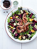 Salat mit Hasenfleisch, Rote Bete, Zwiebel, Rübchen und gerösteten Pinienkernen