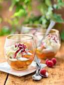 Aprikosen und Mandeln in Honig mit weißem Schokoladen-Schaum und Beerenpüree