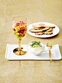 Zitronenmousse mit exotischem Fruchtsalat und Knusperkeksen