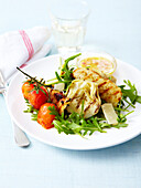 Salat aus gegrillten Artischockenherzen, Rucola, gedünsteten Kirschtomaten und Parmesanspänen, dazu Röstbrot