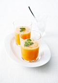 Paprika-Karotten-Suppe in Gläsern