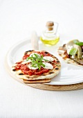 Pitabrot mit Tomaten und Mozzarella und Pita mit Artischocken, Anchovis und Basilikum im Pizza-Stil