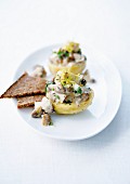 Artichoke bases garnished with mushrooms and chicken with creamy sauce