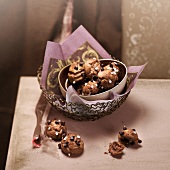 Chouquettes (Windbeutel) mit Schokolade und Hagelzucker