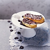 Eclairs (Liebesknochen, Frankreich) mit Zebra-Glasur