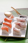 Nigiri Sushi mit Lachs und Goldbrasse