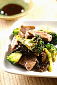 Rindfleisch mit Austernsauce und Brokkoli