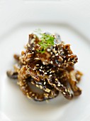 Knusprige Shiitake-Pilze mit Honig-Sesam-Sauce
