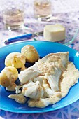 Pochierter Kabeljau mit Buttersauce und Kartoffeln der Sorte Bonnotte