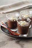 Schokoladen-Kokos-Creme in Gläschen