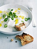 Mozzarella salad with hot green pepper, mint and oil