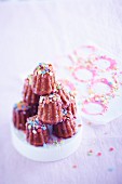 Cannelés façon cupcakes à la vanille et sirop de framboise (Mini-Küchlein mit Vanille und Himbeersirup nach Art Cupcake)