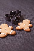 Gingerbread men and biscuit cutter