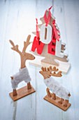 Weihnachtsdeko: Christbaum und Rentiere aus Holz