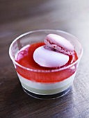 Geschichtete Cremespeise mit Veilchen-Macaron im Glas