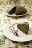 Vanilla-flavored sweet spinach cake
