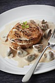 Normandy-style veal Grenadin with button mushrooms