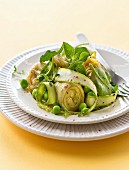 Salat mit Artischockenherzen, grünem Spargel, Erbsen und Spinat