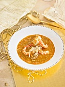 Garlic -flavored fish, shrimp and seafood soup