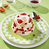 Omelett-Alaska-Kuppel mit Erdbeeren und roten Johannisbeeren