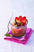 Rhabarber-Erdbeer-Suppe mit kandiertem Ingwer und Sternanis