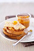 Toasted wholemeal bread with foie gras and mango jam