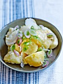 Kartoffel-Mayonnaise-Salat mit Frühlingszwiebeln