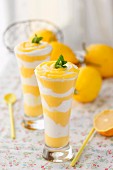 Zitronen-Süssspeise in Gläsern