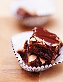 Brownies mit Pistazien und Schokoladensauce