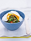 Salat von grünen Puy-Linsen mit wachsweichem Ei